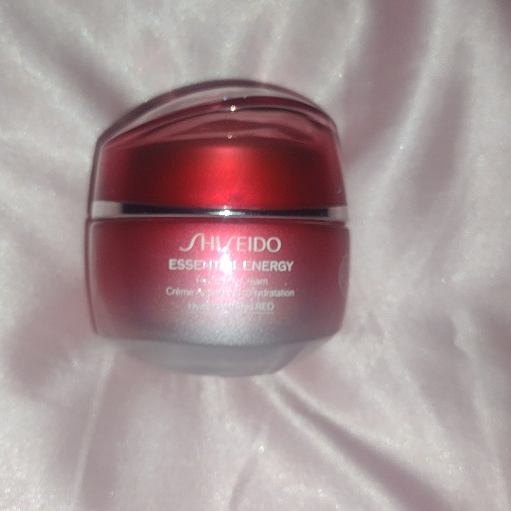 Shiseido Essential Energy Moisturizing Cream - Red